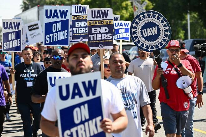 UAW 소속 노동자들이 피켓을 들고 집회를 열고 있다. (사진=AFP)