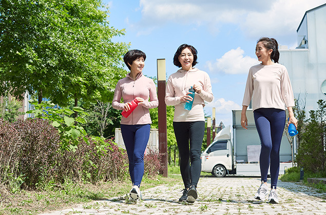 하루 8,000보 이상 걸으면 조기사망과 심혈관질환 위험을 낮출 수 있다｜출처: 게티이미지뱅크