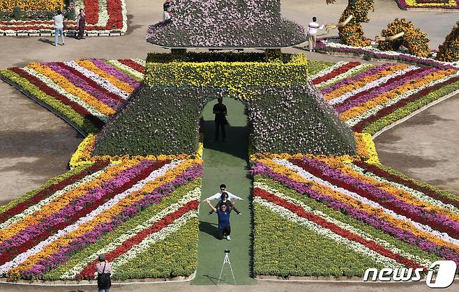 완연한 가을 날씨를 보인 30일 경남 양산시 양산천 둔치에서 열린 양산국화축제를 찾은 시민들이 가을 정취를 만끽하고 있다. 2023.10.30/뉴스1 ⓒ News1 윤일지 기자