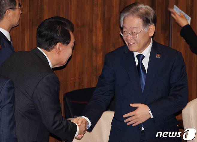 윤석열 대통령이 31일 오전 서울 여의도 국회에서 내년도 정부 예산안에 대한 시정연설을 위해 본회의장에 들어서며 이재명 더불어민주당 대표와 인사를 나누고 있다. (공동취재) 2023.10.31/뉴스1 ⓒ News1 송원영 기자