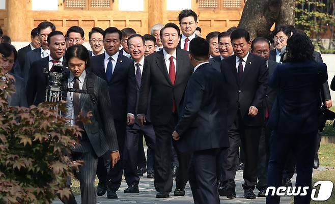 윤석열 대통령이 31일 오후 서울 여의도 국회 사랑재에서 국회 상임위원장 오찬간담회를 마치고 나서고 있다. 2023.10.31/뉴스1 ⓒ News1 임세영 기자