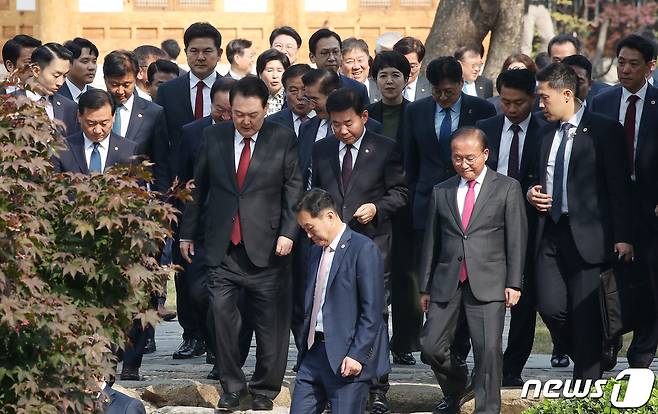 윤석열 대통령이 31일 오후 서울 여의도 국회 사랑재에서 국회 상임위원장 오찬간담회를 마치고 나서고 있다. 2023.10.31/뉴스1 ⓒ News1 임세영 기자