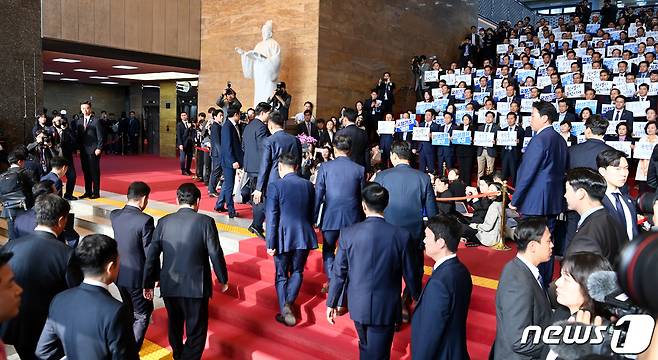 31일 오전 2024년도 예산안 및 기금운용계획안에 대한 국회시정연설을 위해 국회를 찾은 윤석열 대통령(아래 왼쪽 두 번째)이 김진표 국회의장(아래 왼쪽)의 안내로 환담장으로 향하고 있다. 더불어민주당의원들이 로텐더홀 계단에서 피켓시위를 하고 있다. (공동취재) 2023.10.31/뉴스1 ⓒ News1 송원영 기자