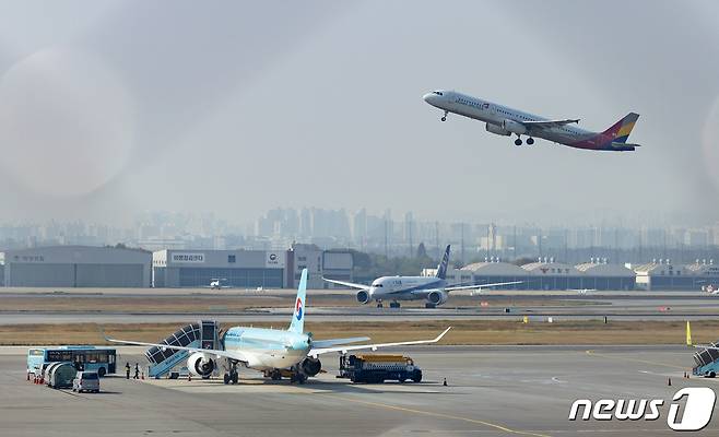 서울 강서구 김포공항 활주로에서 아시아나여객기가 이륙하고 있다.. 2023.10.30/뉴스1 ⓒ News1 이재명 기자