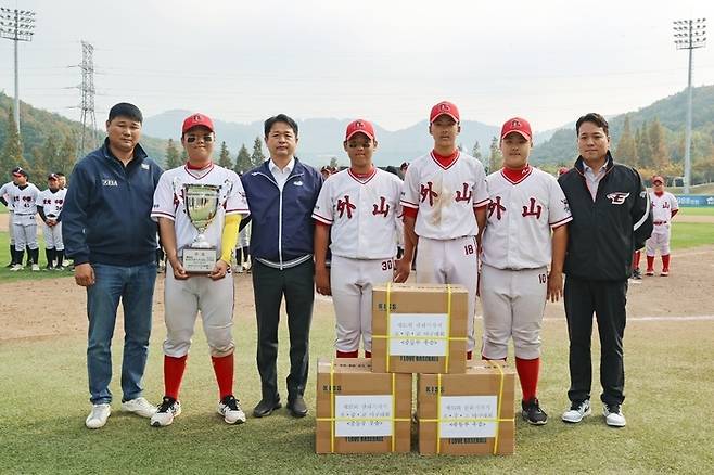 이성갑 감독과 최우수선수, 우수투수상을 받은 선수들.