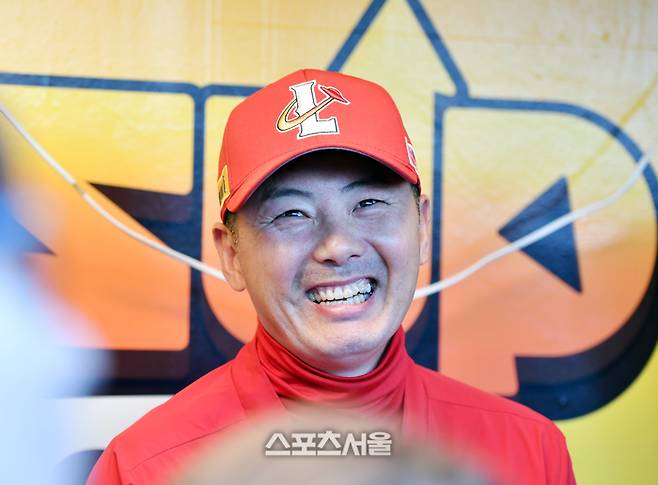 SSG 김원형 감독이 준플레이오프 3차전에 앞서 더그아웃에서 기자들과 이야기를 나누고 있다. 강영조기자 kanjo@sportsseoul.com