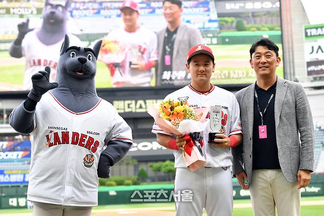 SSG 최주환이 개인통산 100홈런 달성한 뒤 김성용 단장의 축하를 받고 있다. 강영조기자 kanjo@sportsseoul.com