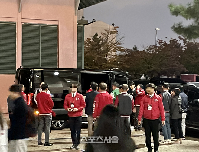 SSG랜더스 정용진 구단주가 23일 준플레이오프 2차전이 열린 랜더스필드를 찾았으나 경기 도중 집에 갔다. 문학 | 황혜정기자 et16@sportsseoul.com