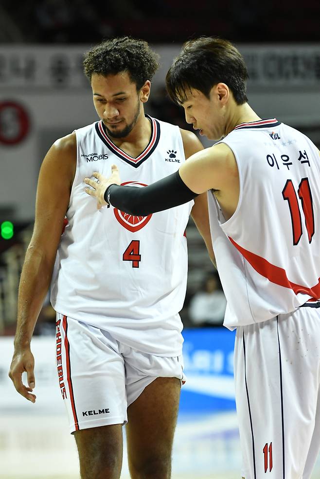 현대모비스 승리를 이끈 알루마와 이우석. 사진 } KBL