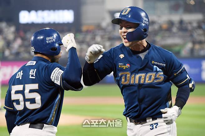 NC 박건우가 31일 수원KT위즈파크에서 열린 2023 KBO 플레이오프 2차전 KT와 경기에서 1회초 선주 투런포를 때린 후 마틴과 하이파이브를 하며 기뻐하고 있다. 2023. 10. 31. 수원 | 박진업기자 upandup@sportsseoul.com