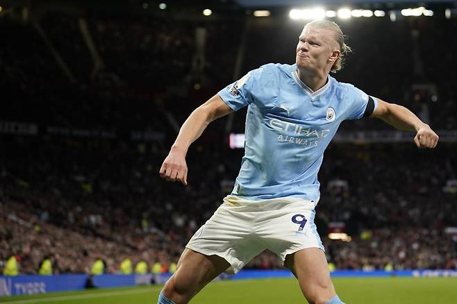 Manchester City's Erling Haaland celebrates after scoring his side's opening goal from a penalty kick during the English Premier League soccer match between Manchester United and Manchester City at Old Trafford stadium in Manchester, England, Sunday, Oct. 29, 2023. (AP Photo/Dave Thompson)