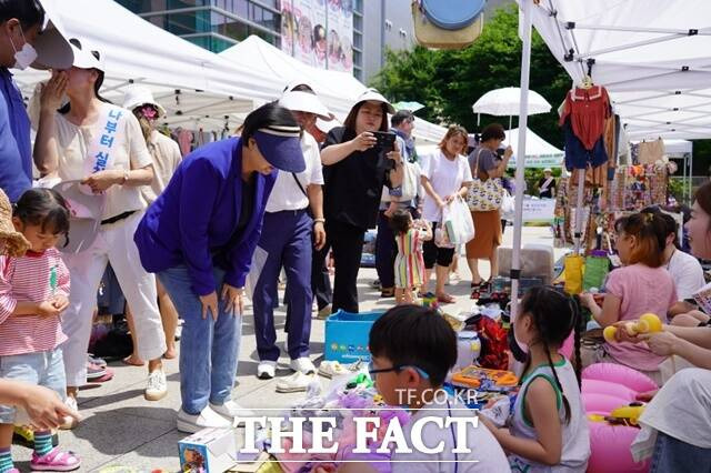 이순희 강북구청장이 올 6월 강북문화예술회관에서 열린 '재활용 나눔 자원순환 축제'(구 '꿈의장터')에 참석한 모습. /강북구