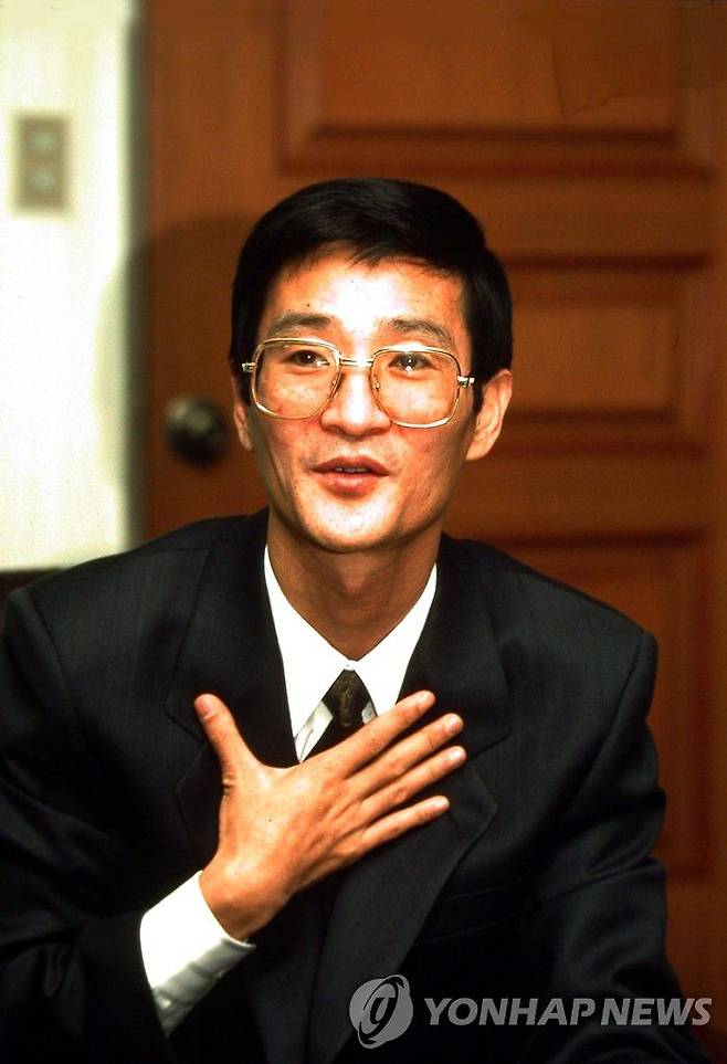 고영환 전 부원장은 38세이던 1991년 5월 아프리카를 탈출해 대한민국으로 왔다. 같은 해 9월 한국에서 기자회견을 할 당시 그는 상당히 날씬하고 말랐다. 그는 김일성과 김정일의 프랑스어 통역을 3년 8개월간 했는데 김일성으로부터 프랑스어 실력을 인정받아 인삼을 하사받았다./연합뉴스