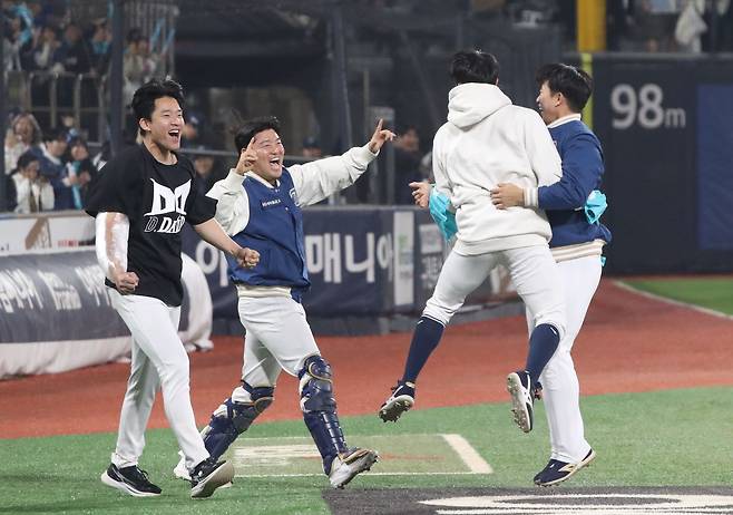 31일 오후 경기 수원시 장안구 KT위즈파크에서 열린 ‘2023 신한은행 SOL KBO 포스트시즌’ 플레이오프 2차전 KT 위즈와 NC 다이노스의 경기 종료 후 NC 선수들이 기쁨을 나누고 있다. 이날 경기는 3대2로 NC의 승리로 끝났다. / 뉴스1