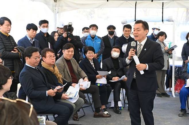 지난 3월 이재준 수원시장이 적극행정으로 해묵은 악취 갈등을 풀어낸 현장을 방문해 주민 및 관계자들과 이야기를 나누고 있다.ⓒ수원시 제공