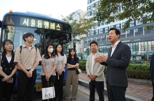 오세훈(오른쪽 첫번째) 서울시장이 서울동행버스를 설명하고 있다. 서울시 제공.