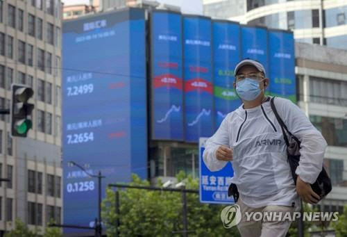 중국 상하이에서 한 남성이 대형 주식 시황판 앞을 지나가고 있다. [EPA 연합뉴스 자료사진]