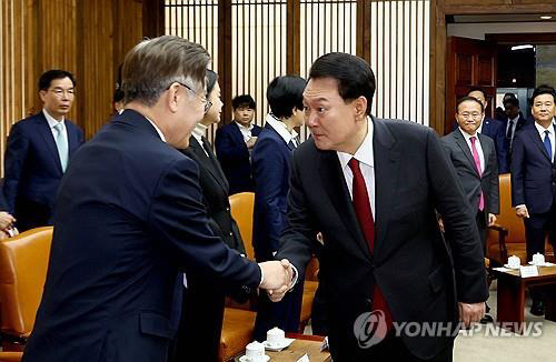 2024년도 예산안 및 기금운용계획안 대통령 시정연설을 위해 국회를 찾은 윤석열 대통령이 31일 국회 의장실에서 열린 국회 의장단, 여야대표, 5부 요인과의 사전 환담에서 더불어민주당 이재명 대표와 인사하고 있다. 연합뉴스스