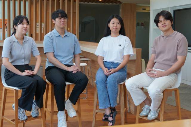 정소현(왼쪽부터) 인턴, 김성준 전임연구원, 이지은 연구원, 이호형 연구원이 지난 8월 17일 전북 익산시 한국농업기술진흥원 본사에서 인터뷰하고 있다.