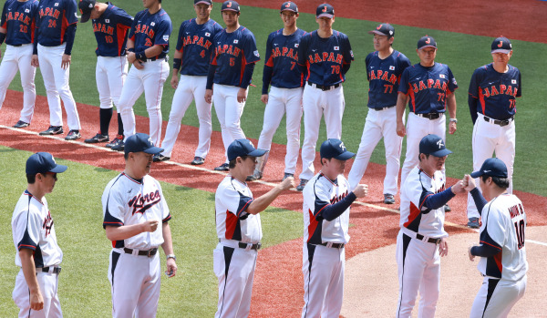 <yonhap photo-3020="">5일 중국 저장성 항저우 인근 사오싱 야구·소프트볼 스포츠센터 제1구장에서 열린 2022 항저우 아시안게임 슈퍼라운드 일본과 대한민국의 경기. 경기 시작에 앞서 류중일 감독이 소개되며 그라운드에 들어오는 선수들을 격려하고 있다.[연합뉴스]</yonhap>