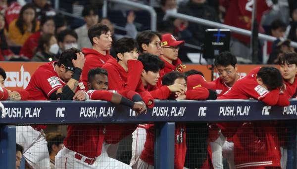 '2023 신한은행 SOL KBO 포스트시즌' SSG 랜더스와 NC 다이노스의 준플레이오프 3차전 경기가 25일 오후 창원 NC파크에서 열렸다. SSG가 7-6으로 패배하고 플레이오프에 진출이 좌절됐다. 선수들이 경기가 기울자 아쉬워하고 있다 창원=정시종 기자