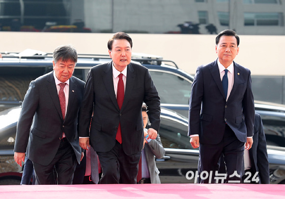 윤석열 대통령이 내년도 예산안 시정연설을 위해 31일 오전 서울 여의도 국회에 도착해 차량에서 내려 이동하고 있다. [사진=곽영래 기자]