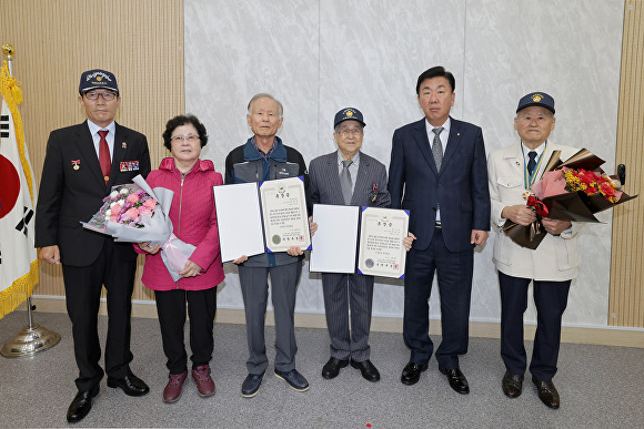 이범석 시장이 31일 시청 임시청사에서 6‧25전쟁 참전용사 정승용(오른쪽 세 번째)씨와 고(故) 홍세표씨 유가족에게 화랑무공훈장을 전수하고 있다. [사진=청주시]