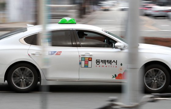 부산시와 코나아이가 운영하는 공공 택시호출 플랫폼 동백택시. 2021년 11월 출범한 동백택시엔 지역 택시 가운데 95% 이상이 가입돼있다. 사진 연합뉴스