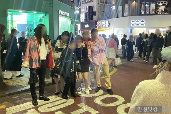 단체로 코스튬을 입고 온 무리와 사진을 찍는 사람들. /사진=김세린 기자