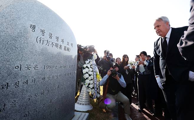 인요한 국민의힘 혁신위원장이 30일 오전 광주 북구 국립 5·18 민주묘지 행방불명자 묘역을 참배하고 있다.  연합뉴스