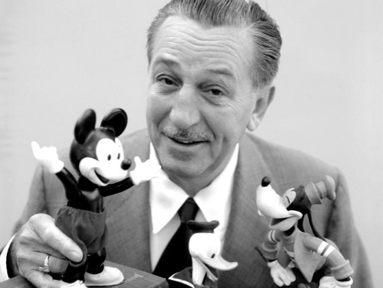 디즈니  컴퍼니창업자인 월트 디즈니가 미키 마우스, 도널드 덕, 구피(왼쪽부터) 캐릭텨 인형과 함께 포즈를 취하고 있다. (디즈니 컴퍼니 제공)
