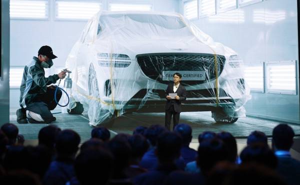 손선익 현대자동차 명장이 지난 19일 경남 양산시 현대차 인증 중고차센터에서 인증 시스템에 대해 설명하고 있다. 연합뉴스