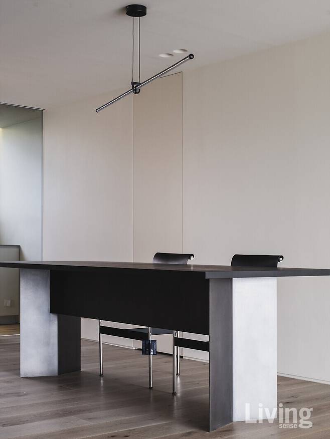 삼성동 프로젝트의 서재 책상과 다이닝 테이블은 간결한 선이 돋보인다.