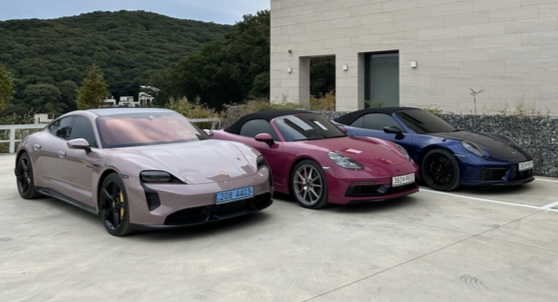 왼쪽부터 타이칸 터보(외장색 프로즌 베리 메탈릭), 718 박스터 GTS 4.0(루비 스타 네오), 911 카레라 GTS 카브리올레(젠션 블루 메탈릭).