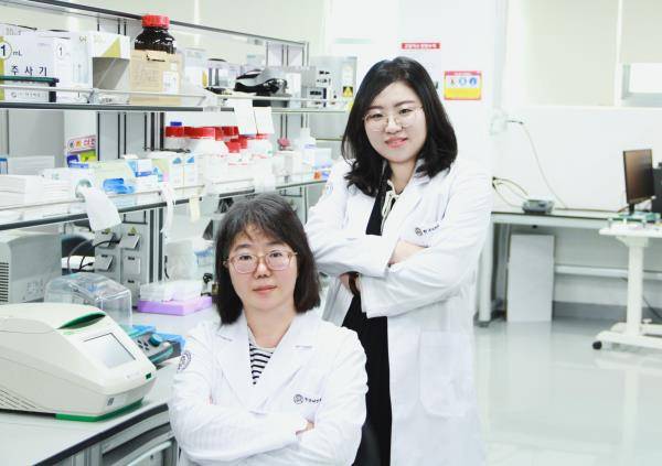 김정연 한국뇌연구원 정서·인지질환 연구그룹 박사(아래)와 강미선 뇌연구원 박사후연구원. / 사진=한국뇌연구원