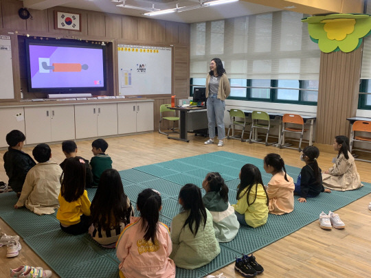 중구1031-(교육) 광희영어체험센터 원어민 수업하는 모습