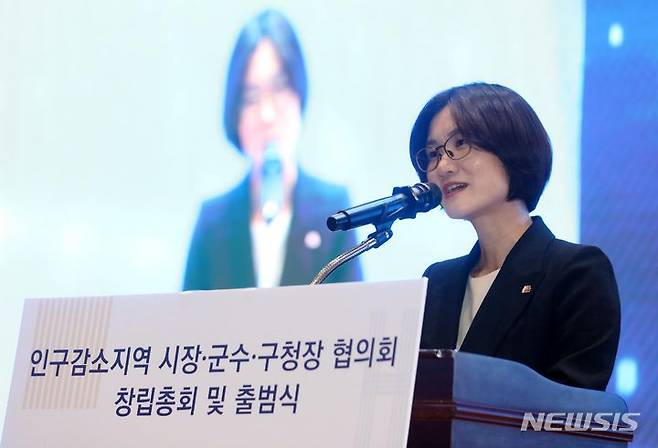 [서울=뉴시스] 조성봉 기자 = 지난달 25일 오후 서울 여의도 국회 의원회관 대회의실에서 열린 인구감소지역 시장군수구청장협의회 출범식에서 김영미 저출산고령사회위원회 부위원장이 축사를 하고 있다. 2023.10.31. suncho21@newsis.com