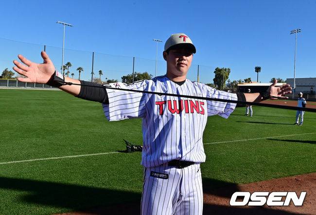 미국 애리조나주 스코츠데일에 위치한 샌프란시스코 자이언츠 베이스볼 콤플렉스에 스프링캠프를 차린 LG 트윈스가 2023 시즌을 향한 본격적인 담금질에 나섰다. LG 함덕주가 불펜 피칭에 앞서 튜빙으로 몸을 풀고 있다. / OSEN DB