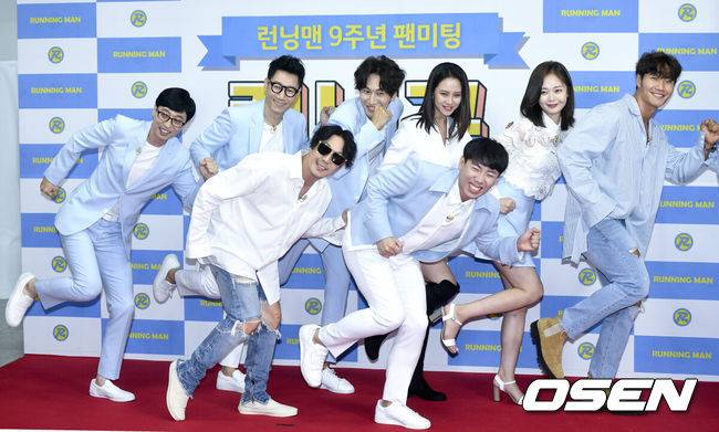 [OSEN=김성락 기자] 26일 오후 서울 대현동 이화여자대학교 대강당에서 SBS 예능 프로그램 '런닝맨' 9주년 기념 팬미팅 '런닝구' 포토월 행사가 열렸다.이날 멤버 전원(유재석, 지석진, 김종국, 전소민, 송지효, 이광수, 하하, 양세찬), 거미, 소란, 에이핑크, 넉살&코드 쿤스트, 리아킴이 참석했다.런닝맨 멤버들이 포토타임을 하고 있다. /ksl0919@osen.co.kr