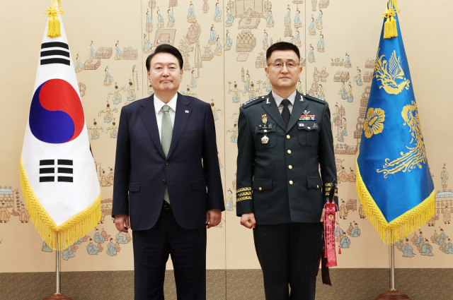 ▲윤석열 대통령이 30일 서울 용산 대통령실 청사에서 열린 장성 진급·보직 신고 및 삼정검 수치 수여식에서 박안수 육군 참모총장에게 삼정검 수치를 수여한 뒤 기념촬영을 하고 있다. ⓒ연합뉴스
