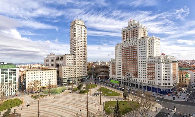 2년여 공사 기간을 거쳐 재작년 11월 재개장한 스페인 광장. 접근성을 강화하고, 보행자의 편의를 높이고 녹지 공간을 늘리는 데 중점을 두었다. © MADRID DESTINO