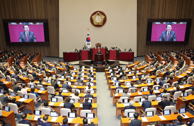 윤석열 대통령이 31일 오전 국회에서 내년도 정부 예산안에 대한 시정연설을 하고 있다. 연합뉴스