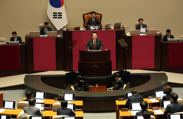 윤석열 대통령이 31일 오전 국회에서 내년도 정부 예산안에 대한 시정연설을 하고 있다./연합뉴스