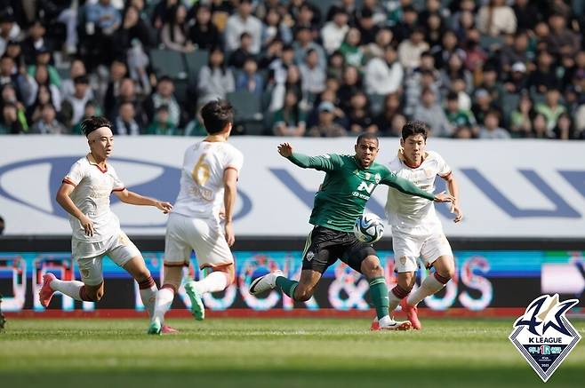 ▲ 전북 현대와 포항 스틸러스와 1-1로 비겼다. ⓒ한국프로축구연맹