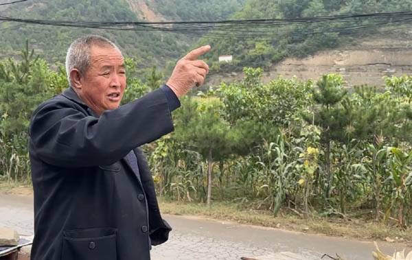 안싸이현 마자거우 주민이 총성이 들린 계곡 방향을 가리키고 있다. 원희복 제공