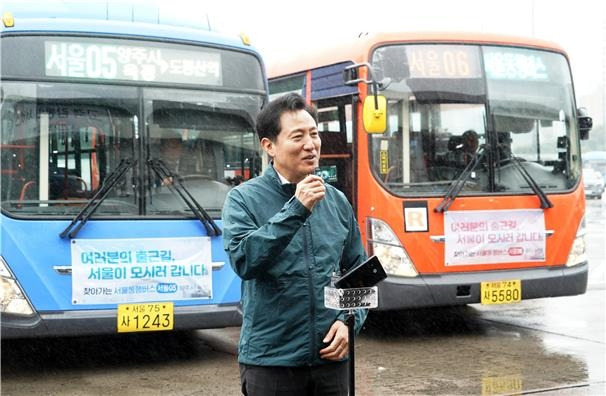 은평공영차고지를 찾은 오세훈 서울시장 (서울=연합뉴스) 오세훈 서울시장이 지난달 27일 '서울동행버스'의 추가 노선 운행(서울03∼06번)을 준비 중인 은평구 은평공영차고지를 방문해 수도권 주민의 출근길을 지원하는 서울동행버스에서도 이용할 수 있는 '기후동행카드'를 소개하고 있다. 2023.10.31 [서울시 제공. 재판매 및 DB 금지]