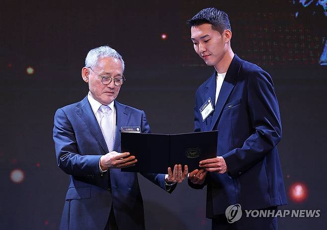 우상혁, 대한민국체육상 경기상 수훈 (서울=연합뉴스) 김도훈 기자 = 31일 오후 서울 중구 플라자호텔 그랜드볼룸에서 열린 제61회 대한민국체육상 정부포상 전수식에서 유인촌 문체부 장관이 경기상을 수상한 높이뛰기 우상혁 선수에게 상장을 수여하고 있다. 2023.10.31 superdoo82@yna.co.kr