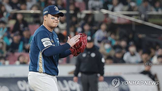 박수 치는 NC 신민혁 (서울=연합뉴스) 김인철 기자 = 31일 경기도 수원 케이티위즈파크에서 열린 2023 KBO리그 플레이오프(PO) 2차전 NC 다이노스와 kt wiz의 경기. 7회말 무사 상황 NC 신민혁이 kt 황재균을 내야 땅볼로 처리한 뒤 박수 치고 있다. 2023.10.31 yatoya@yna.co.kr