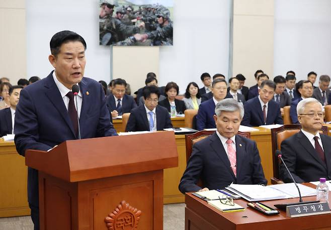 신원식 국방장관이 1일 국회에서 열린 국방위원회 전체회의에서 내년도 예산안 관련 설명을 하고 있다. (사진=연합뉴스)