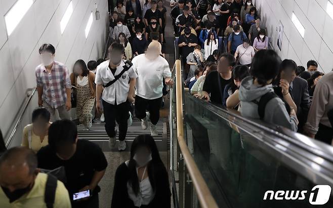 지난 5월 26일 김포공항역에서 내린 시민들이 환승을 위해 이동하고 있다. 2023.5.26/뉴스1 ⓒ News1 정진욱 기자